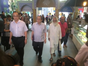 (L-R) Fong, Lim and Pak Samad while visiting the traders at Low Yat