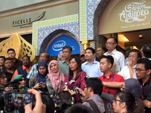 DAP national vice chairperson Teresa Kok (centre, in maroon) said she hopes the police will station more uniformed police officers in the area to ensure the safety of tourists and patrons of the mall.