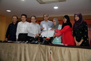 (from left to right) DAP Johor chief Liew Chin Tong, Lim, Fong, Norazimah and Siti Sapura.