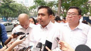 Loke (centre), said he was disappointed and found it ridiculous that he was questioned for so-called incitement. With him is Lim Lip Eng (left) and Thomas Su (right).